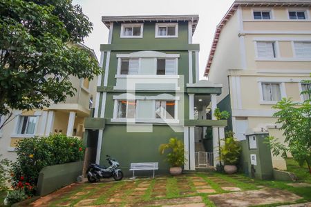 Casa de condomínio à venda com 250m², 5 quartos e 3 vagas Casa de condomínio à venda com 250m², 5 quartos e 3 vagasFachada