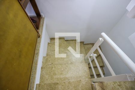 Casa de condomínio à venda com 250m², 5 quartos e 3 vagas Casa de condomínio à venda com 250m², 5 quartos e 3 vagasEscada