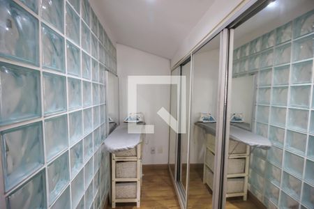 Casa de condomínio à venda com 250m², 5 quartos e 3 vagas Casa de condomínio à venda com 250m², 5 quartos e 3 vagasBanheiro da Suíte