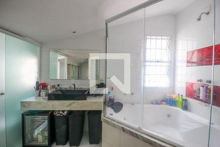 Casa de condomínio à venda com 250m², 5 quartos e 3 vagas Casa de condomínio à venda com 250m², 5 quartos e 3 vagasBanheiro da Suíte