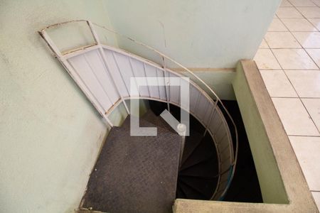 Casa à venda com 250m², 4 quartos e 2 vagasEscada