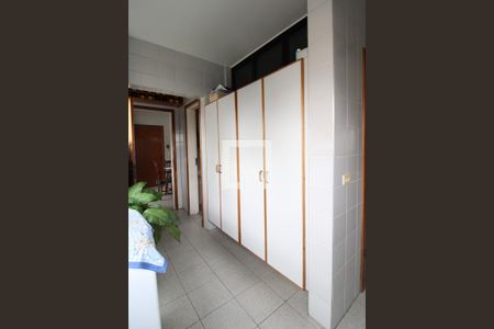 Apartamento à venda com 171m², 4 quartos e 4 vagasDetalhe da área de serviço - Armários