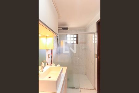 Casa à venda com 298m², 3 quartos e 4 vagasBanheiro do Quarto 1