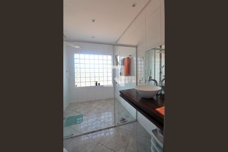 Casa à venda com 258m², 3 quartos e 6 vagasSuíte 1 - Banheiro