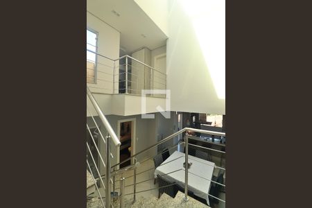 Casa à venda com 258m², 3 quartos e 6 vagasEscada