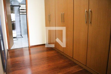 Casa à venda com 583m², 4 quartos e 6 vagas Casa à venda com 583m², 4 quartos e 6 vagasCloset da suíte