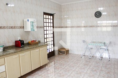 Casa à venda com 583m², 4 quartos e 6 vagas Casa à venda com 583m², 4 quartos e 6 vagasCozinha