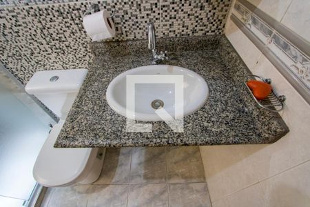 Casa à venda com 187m², 2 quartos e 2 vagasBanheiro social