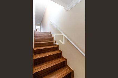 Escada de Acesso aos Quartos de casa para alugar com 3 quartos, 195m² em Vila Basileia, São Paulo