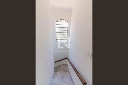 Casa à venda com 200m², 3 quartos e 2 vagas Casa à venda com 200m², 3 quartos e 2 vagasEscadas