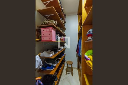 Casa à venda com 180m², 3 quartos e 4 vagas Casa à venda com 180m², 3 quartos e 4 vagasCloset da suíte