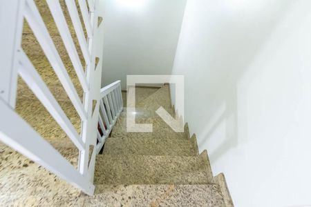 Casa à venda com 180m², 3 quartos e 4 vagas Casa à venda com 180m², 3 quartos e 4 vagasEscada para Garagem