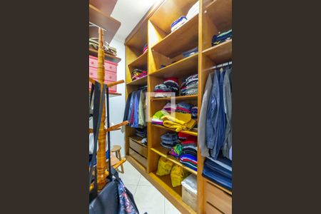 Casa à venda com 180m², 3 quartos e 4 vagas Casa à venda com 180m², 3 quartos e 4 vagasCloset da suíte