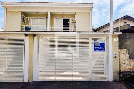 Casa à venda com 98m², 3 quartos e 2 vagasFachada com Plaquinha