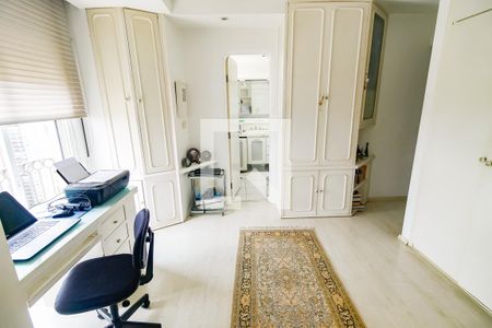 Apartamento à venda com 300m², 3 quartos e 3 vagasEscritório