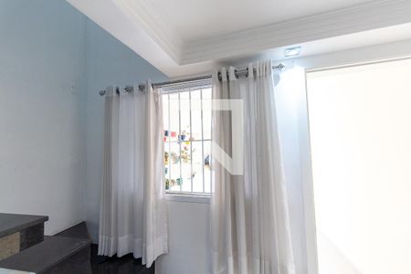 Sala de casa de condomínio à venda com 2 quartos, 100m² em Vila Araguaia, São Paulo