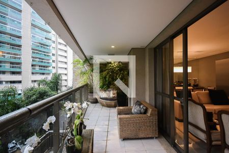 Apartamento à venda com 212m², 3 quartos e 4 vagasVaranda