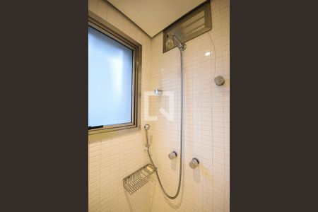 Apartamento à venda com 212m², 3 quartos e 4 vagasChuveiro do banheiro da suíte 2