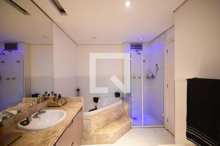Apartamento à venda com 212m², 3 quartos e 4 vagasBanheiro suíte 3