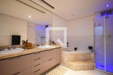 Apartamento à venda com 212m², 3 quartos e 4 vagasBanheiro suíte 3
