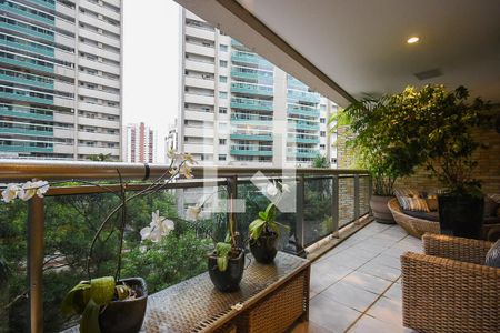 Apartamento à venda com 212m², 3 quartos e 4 vagasVaranda
