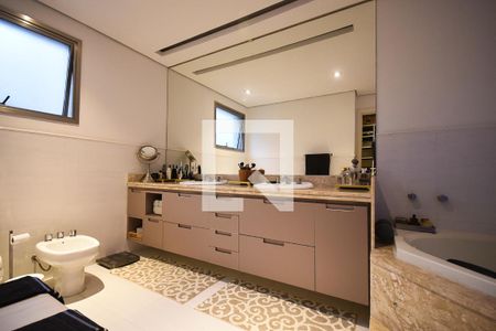 Apartamento à venda com 212m², 3 quartos e 4 vagasBanheiro suíte 3