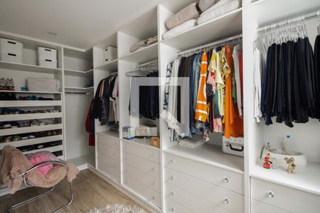 Casa à venda com 390m², 4 quartos e 7 vagas Casa à venda com 390m², 4 quartos e 7 vagasCloset Suíte 4