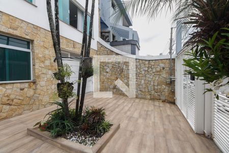 Casa à venda com 390m², 4 quartos e 7 vagas Casa à venda com 390m², 4 quartos e 7 vagasEntrada