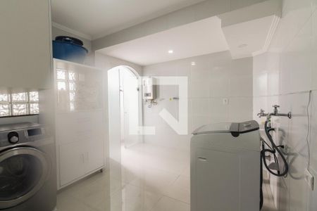 Casa à venda com 390m², 4 quartos e 7 vagas Casa à venda com 390m², 4 quartos e 7 vagasÁrea de Serviço