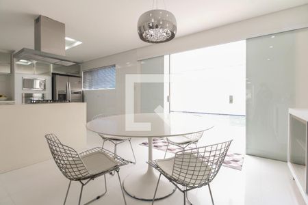 Casa à venda com 390m², 4 quartos e 7 vagas Casa à venda com 390m², 4 quartos e 7 vagasCozinha