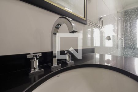 Casa à venda com 390m², 4 quartos e 7 vagas Casa à venda com 390m², 4 quartos e 7 vagasBanheiro Suíte 2