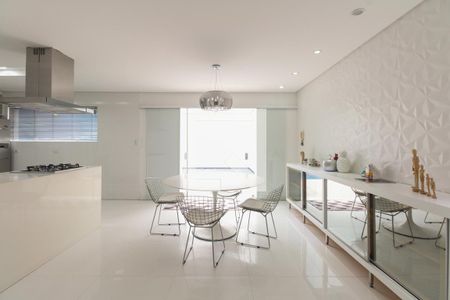 Casa à venda com 390m², 4 quartos e 7 vagas Casa à venda com 390m², 4 quartos e 7 vagasCozinha