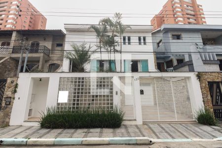 Casa à venda com 390m², 4 quartos e 7 vagas Casa à venda com 390m², 4 quartos e 7 vagasFachada