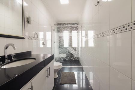 Casa à venda com 390m², 4 quartos e 7 vagas Casa à venda com 390m², 4 quartos e 7 vagasBanheiro Suíte 2