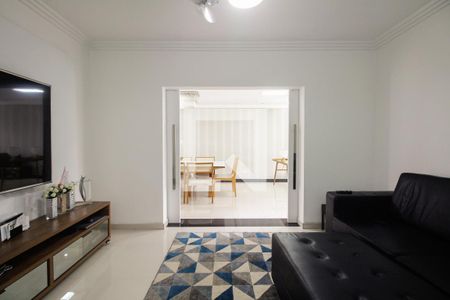 Casa à venda com 390m², 4 quartos e 7 vagas Casa à venda com 390m², 4 quartos e 7 vagasSala de TV