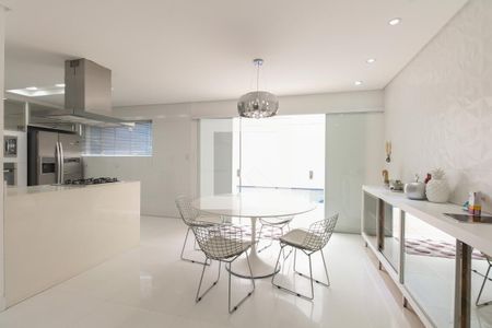 Casa à venda com 390m², 4 quartos e 7 vagas Casa à venda com 390m², 4 quartos e 7 vagasCozinha