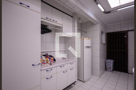 Casa à venda com 434m², 4 quartos e 6 vagas Casa à venda com 434m², 4 quartos e 6 vagasÁrea de Serviço