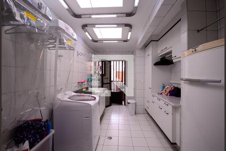 Casa à venda com 434m², 4 quartos e 6 vagas Casa à venda com 434m², 4 quartos e 6 vagasÁrea de Serviço