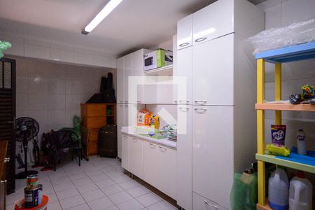 Casa à venda com 434m², 4 quartos e 6 vagas Casa à venda com 434m², 4 quartos e 6 vagasDispensa