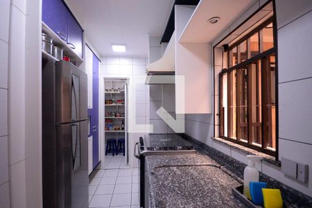 Casa à venda com 434m², 4 quartos e 6 vagas Casa à venda com 434m², 4 quartos e 6 vagasCozinha