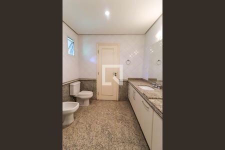 Casa à venda com 350m², 4 quartos e 7 vagasBanheiro da Suíte 4