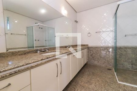 Casa à venda com 350m², 4 quartos e 7 vagasBanheiro da Suíte 4