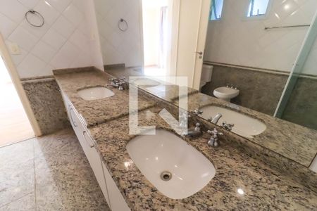 Casa à venda com 350m², 4 quartos e 7 vagasBanheiro da Suíte 4