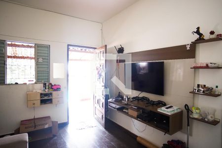 Sala 1 de casa à venda com 3 quartos, 200m² em Floramar, Belo Horizonte