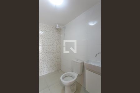 Banheiro de kitnet/studio para alugar com 1 quarto, 22m² em Carlos Prates, Belo Horizonte