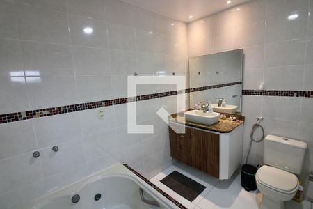 Casa à venda com 340m², 4 quartos e 3 vagasBanheiro da Suíte 1