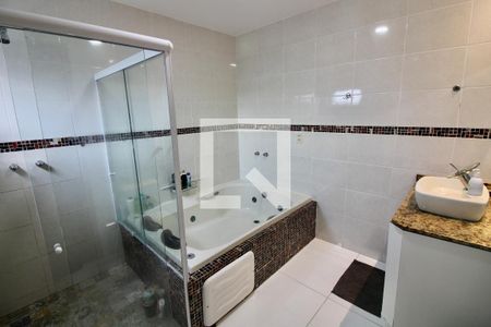 Casa à venda com 340m², 4 quartos e 3 vagasBanheiro da Suíte 1