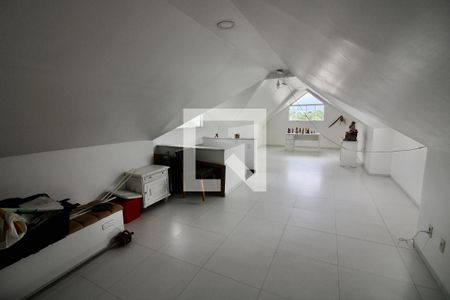 Casa à venda com 340m², 4 quartos e 3 vagassótão