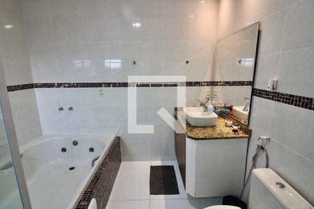 Casa à venda com 340m², 4 quartos e 3 vagasBanheiro da Suíte 1