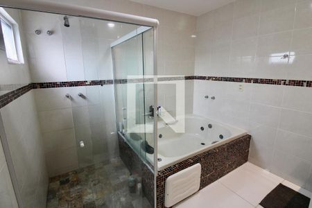 Casa à venda com 340m², 4 quartos e 3 vagasBanheiro da Suíte 1